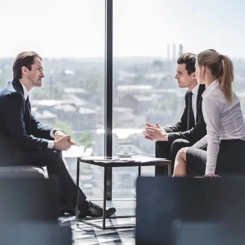 Kandidat im Finanz- und Versicherungsbereich spricht mit Personalvermittlerin und Kunden